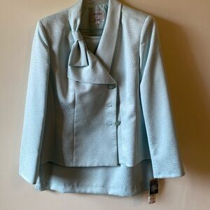 Collections for Le Suit. NWT. Mint green. Jacket and skirt. Size 14